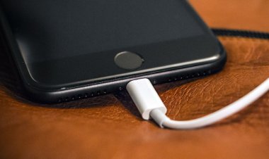 Apple размышляет над тем, чтобы убрать кабель для зарядки из комплекта будущих iPhone