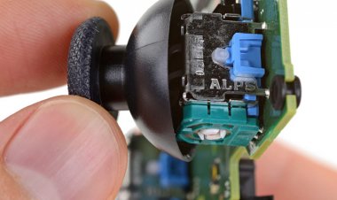 В iFixit исследовали дрейф стиков в контроллерах DualSense: срок службы составляет лишь 420 часов